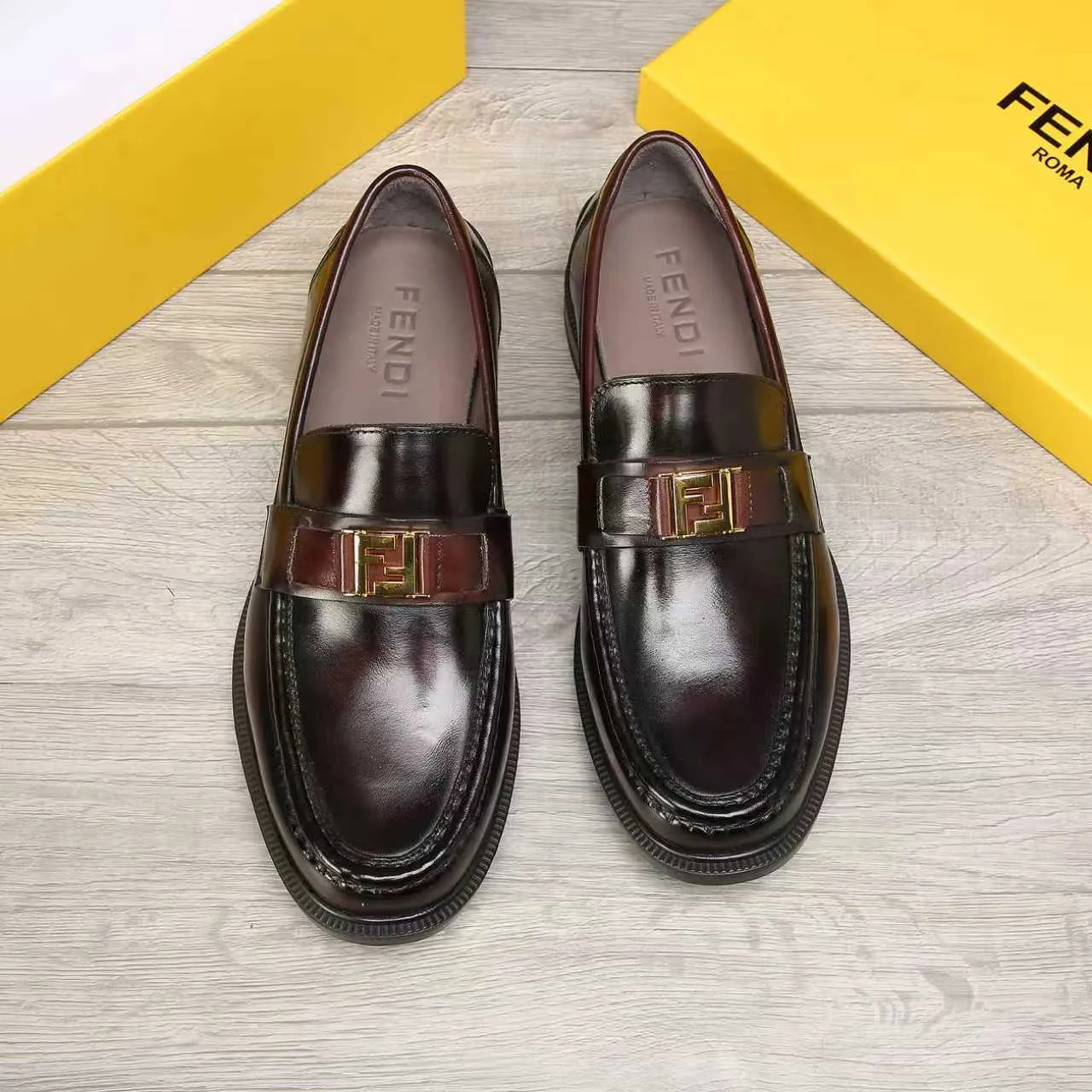 ​Men's shoes 💰 500 💰 Water dyed cowhide 🆘 The latest FENDI ( Fendi ) new casual leather shoes 🕶️🕶️ Simple routing effect, showing an elegant and cool driving shoe 🎬Made of Italian 🇮🇹 imported calfskin + first-layer water-dyed cowhide lining🐂Excellent material🎬Detailed workmanship 🤗Comfortable foot feel➰➰. ​Pair it with any outfit to show your taste and temperament, low-key luxury ♻️Design ​simple and elegant ​noble and fashionable 🍃​Very loved and favored by trendy men 💓❤️Size: 38-44 2⃣️colors available